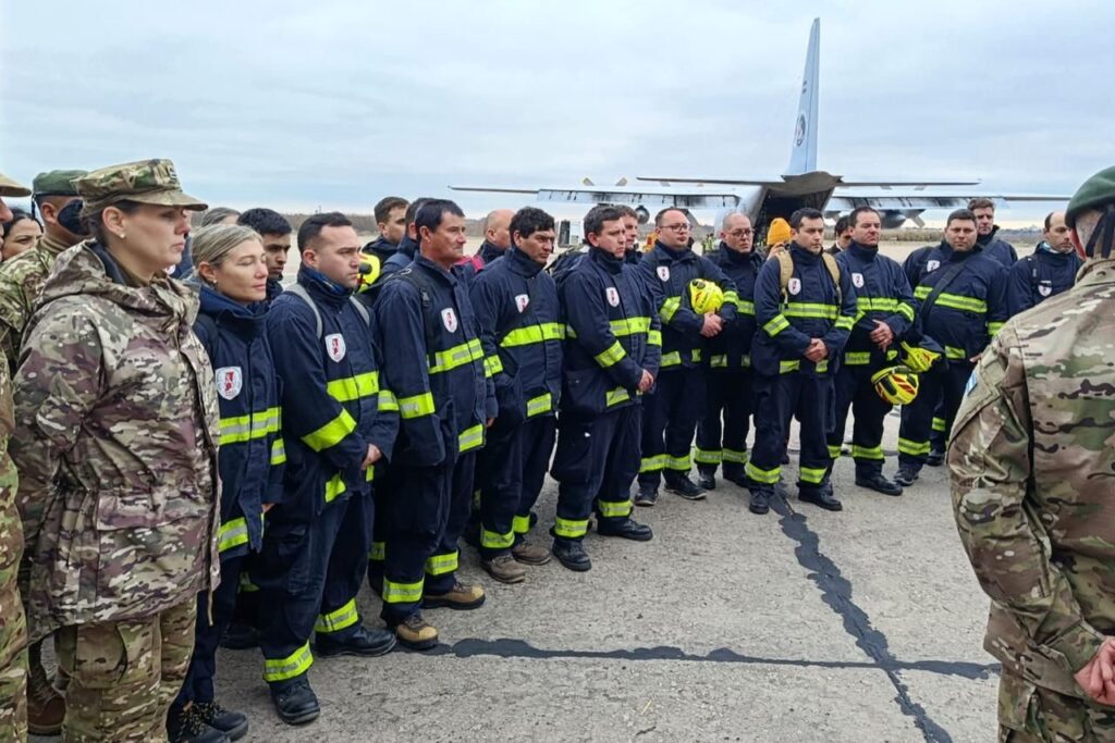 Rescatistas de Santa Fe formados junto al avión Hércules antes de viajar a Venezuela