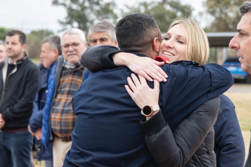Un brigadista de la USAR de Santa Fe es recibido con un abrazo tras regresar de la misión en Venezuela