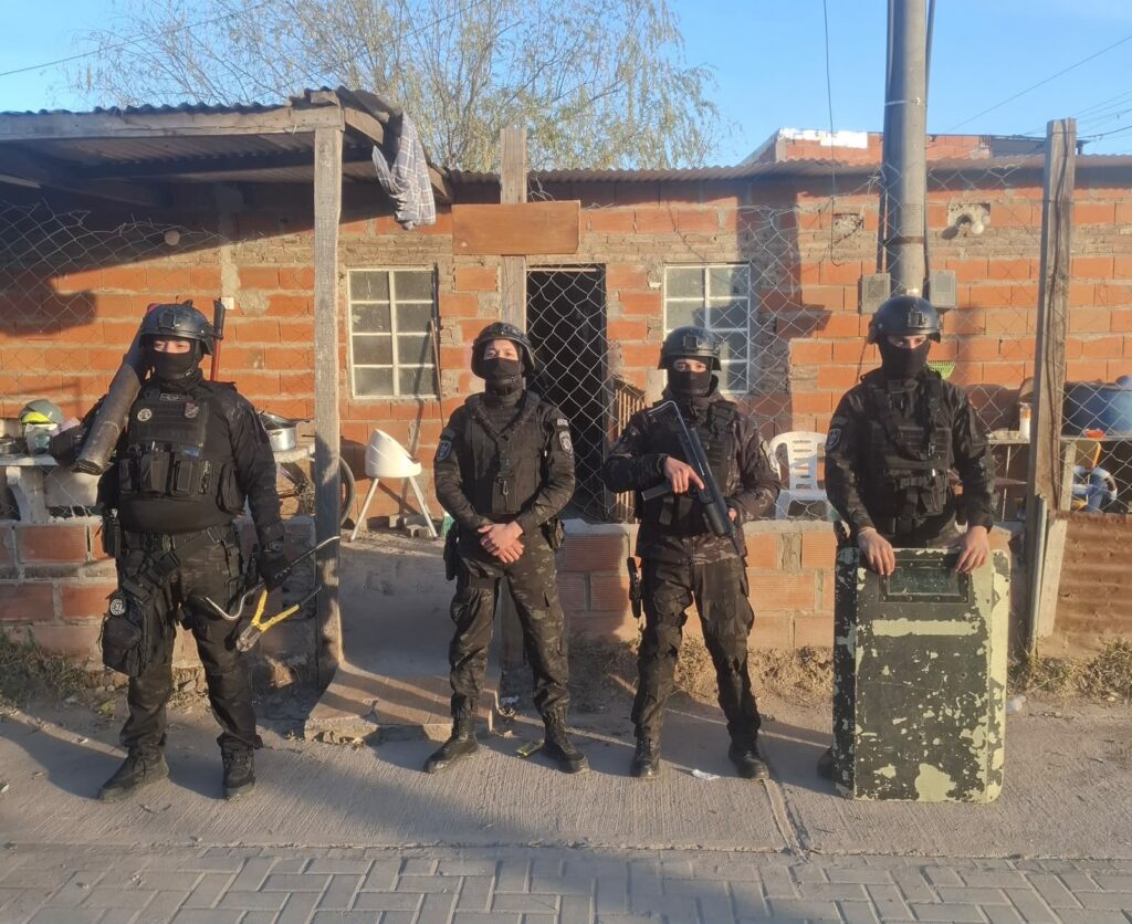 Personal policial en un allanamiento durante la búsqueda de Gastón Montenegro