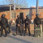 Confirmaron que el cuerpo hallado en Serodino es de Gastón Montenegro Personal policial en un allanamiento durante la búsqueda de Gastón Montenegro