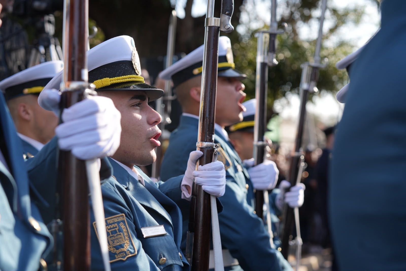 Cadetes del Servicio Penitenciario de Santa Fe, con guantes blancos y fusiles, durante la ceremonia