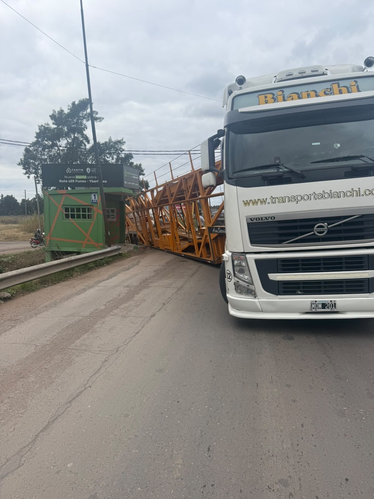 El camión de Transportes Bianchi atravesado en la calzada en Funes