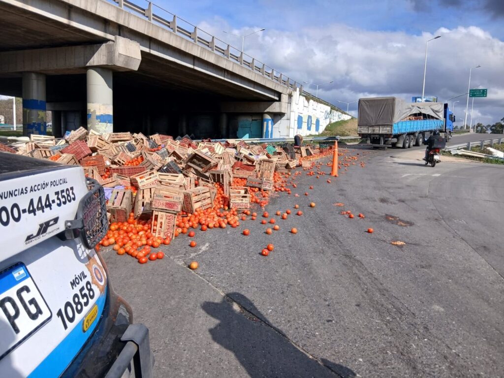 Cajones y tomates desparramados en la colectora de Circunvalación tras perder la carga un camión