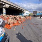 Cajones y tomates desparramados en la colectora de Circunvalación tras perder la carga un camión