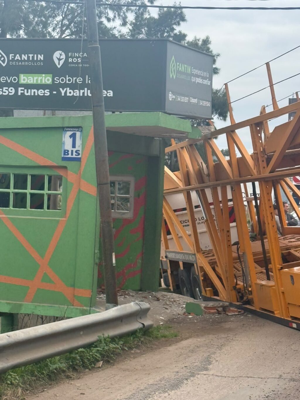 Camión que se llevó puesta una garita sobre la Ruta 59 en Funes