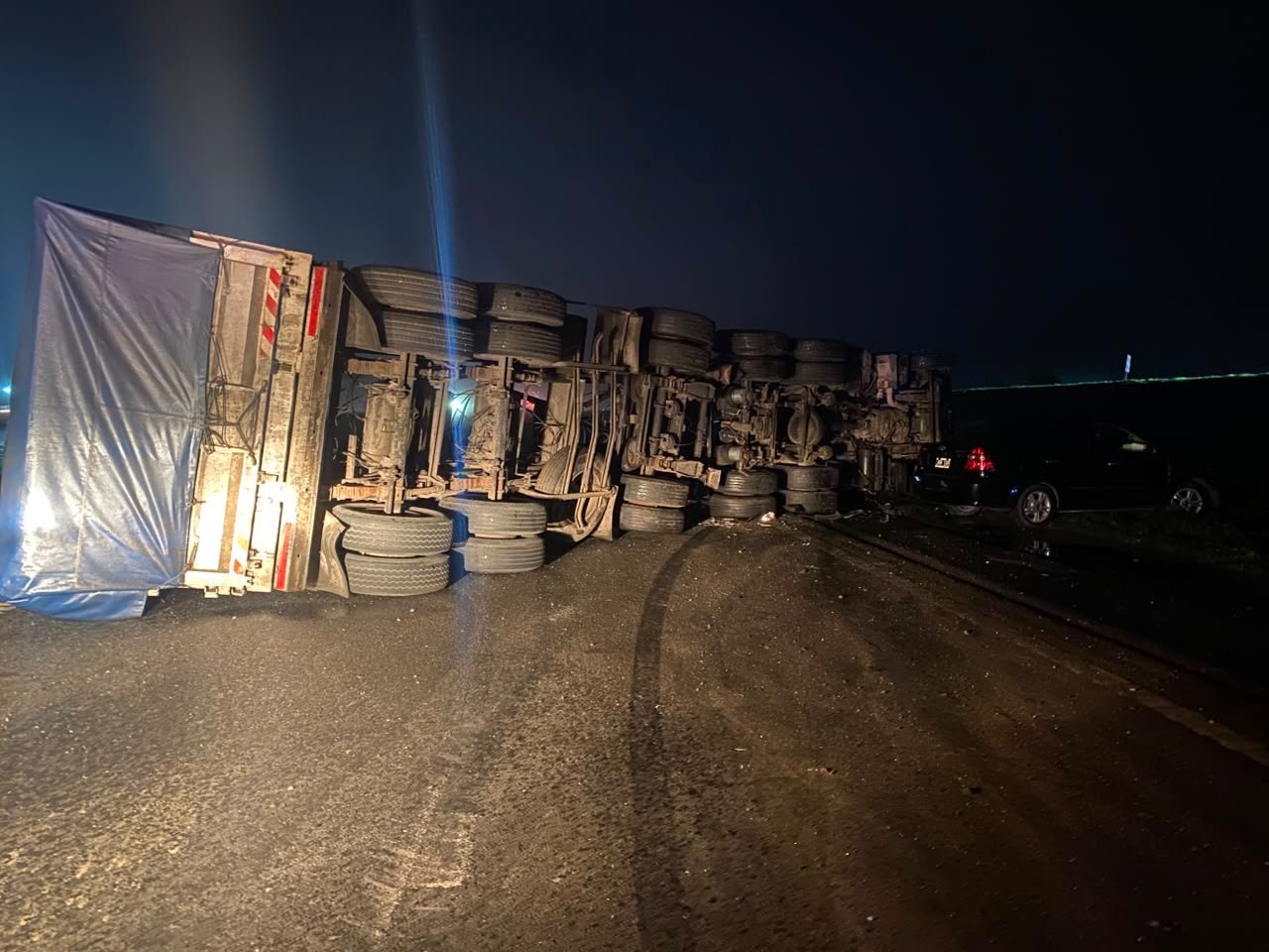 El camión volcado sobre la autopista