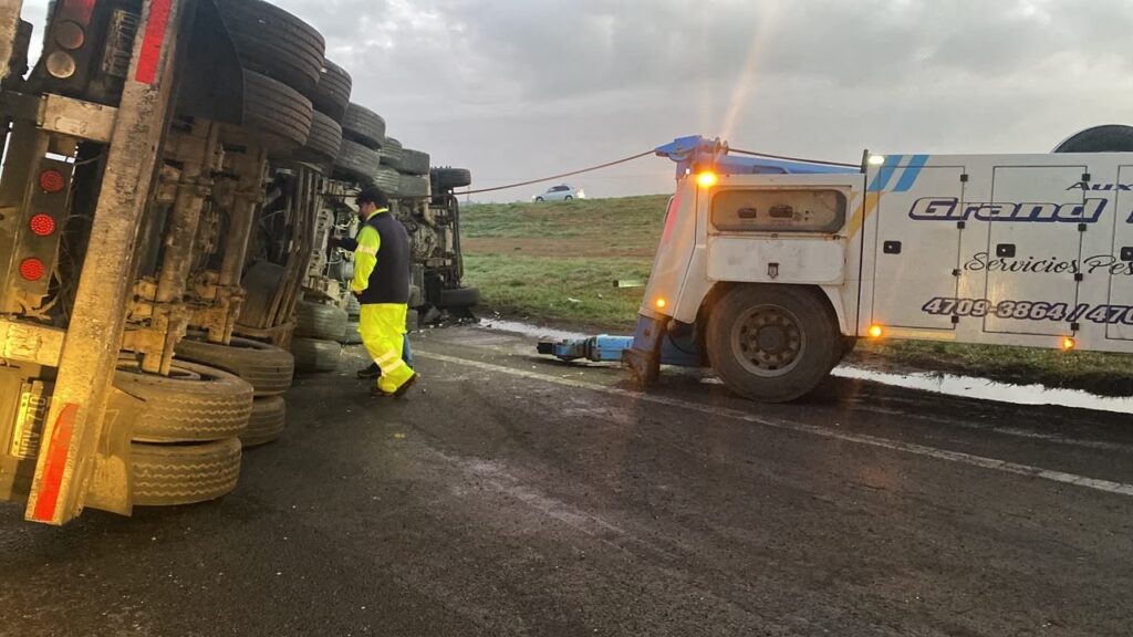 Camión volcado sobre la autopista Rosario-Buenos Aires en General Lagos
