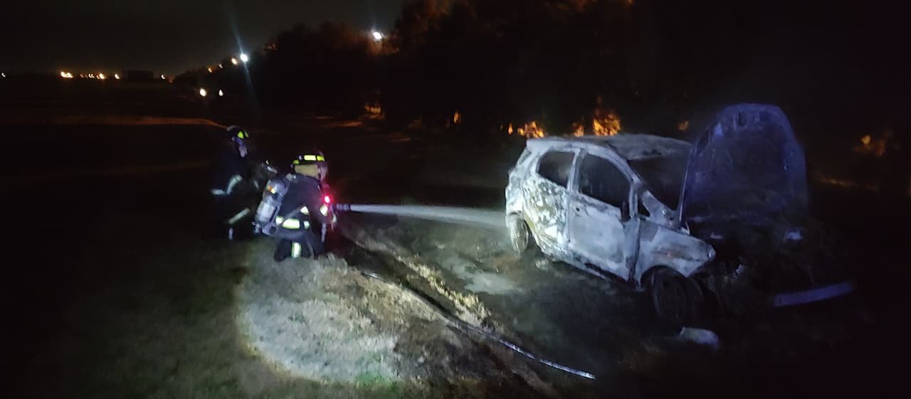 La camioneta resultó destruida por las llamas