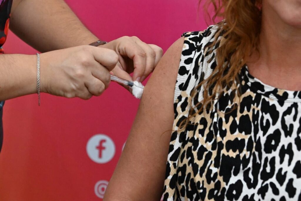Una persona recibe la vacuna antigripal en un vacunatorio de Santa Fe
