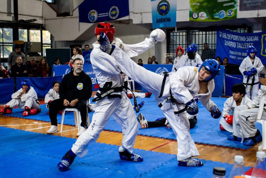 Dos competidores durante un combate de Taekwon-Do ITF en Rosario