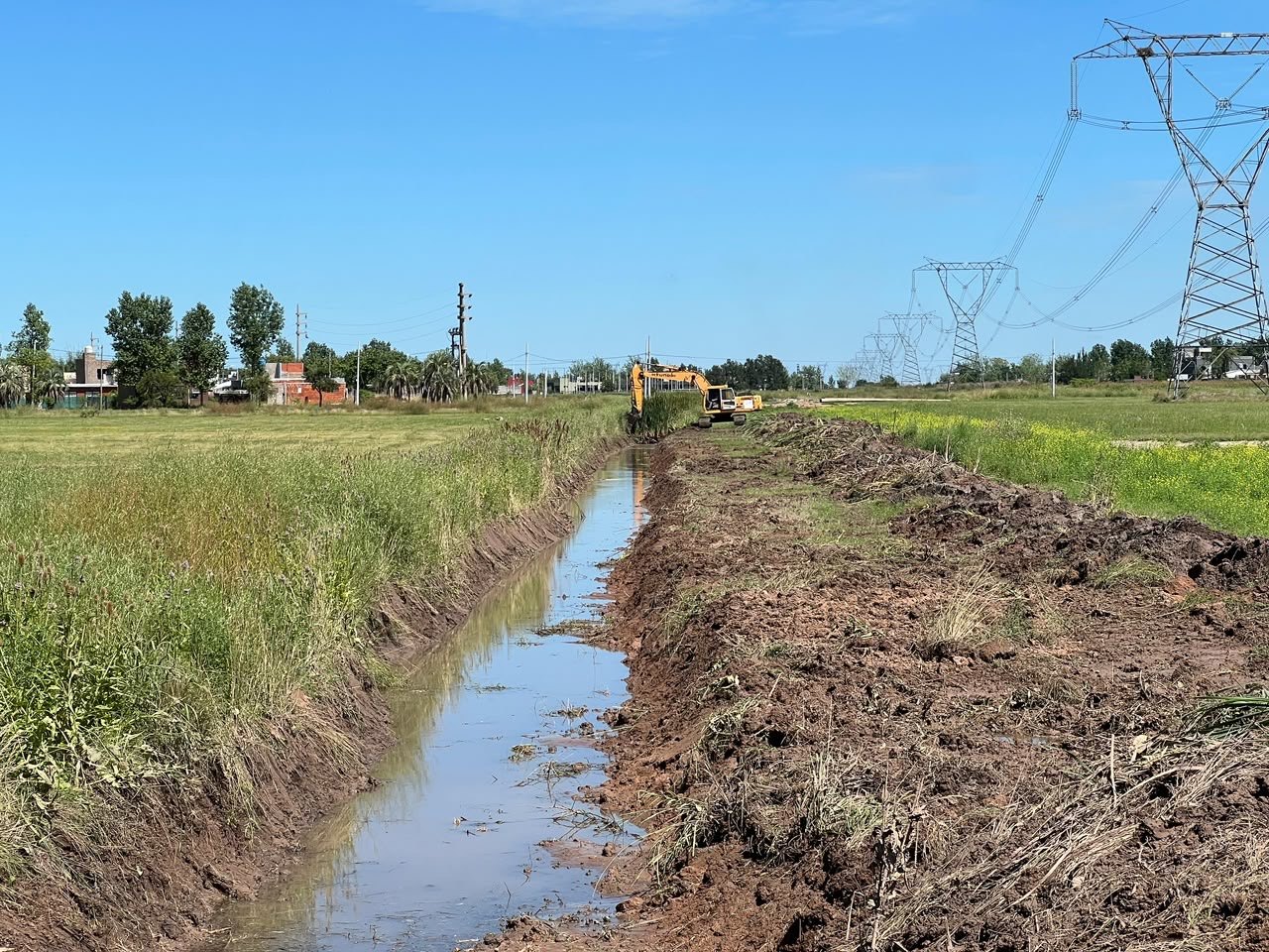Uno de los canales estructurales limpiados y rectificados en Roldán