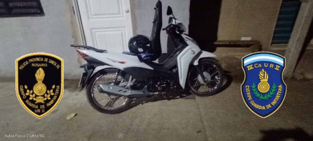 Motocicleta Wave blanca secuestrada por la Policía en Rosario