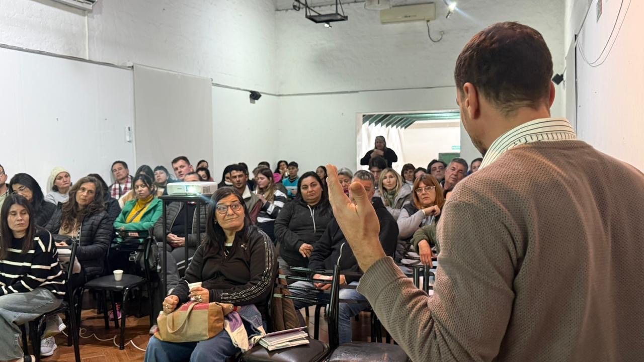 Disertante y público durante una charla para emprendedores de Roldán