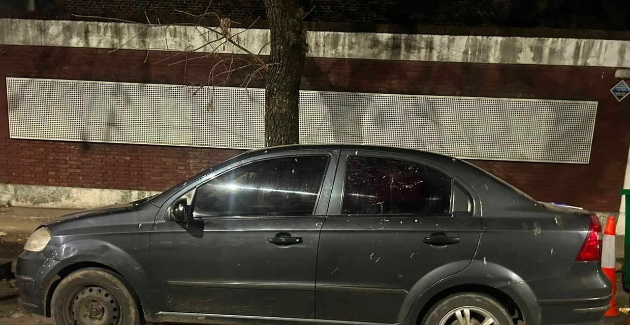 El Chevrolet Aveo gris secuestrado tras la tentativa de robo en Rosario