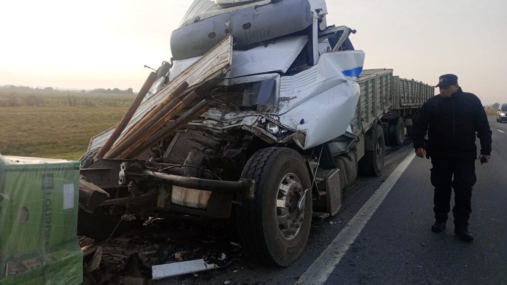 Camión Mercedes-Benz con el frente destruido tras un choque en la autopista Rosario-Buenos Aires, a la altura de Fighiera