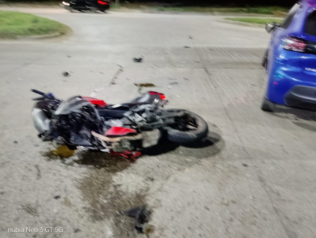 La moto Bajaj quedó tendida en la calzada tras el choque con el auto en Ruta 34 y Bouchard