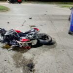 La moto Bajaj quedó tendida en la calzada tras el choque con el auto en Ruta 34 y Bouchard