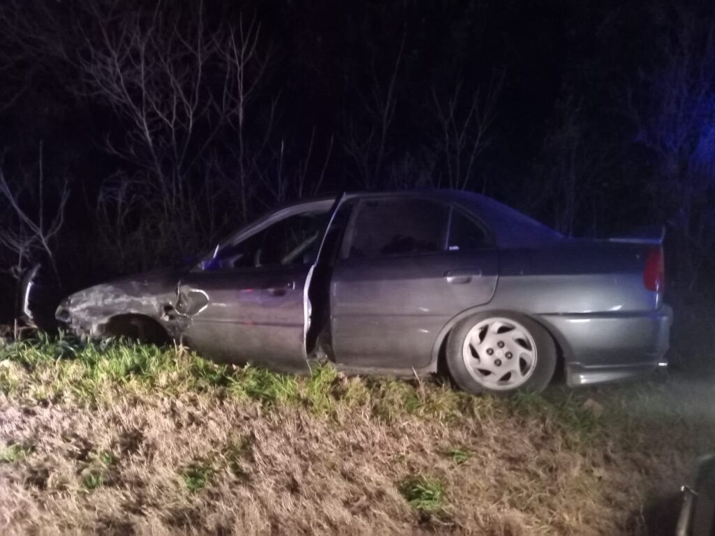 Uno de los automóviles involucrados en el choque, detenido sobre la banquina de la Ruta 33 durante la noche