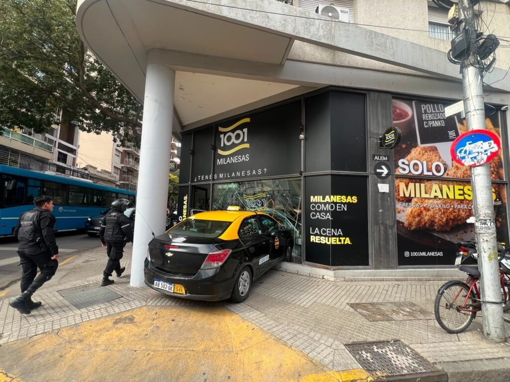 Un taxi incrustado en un kiosco tras un choque en Alem y Zeballos, Rosario