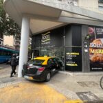Un taxi terminó incrustado en un kiosco tras un choque en Alem y Zeballos