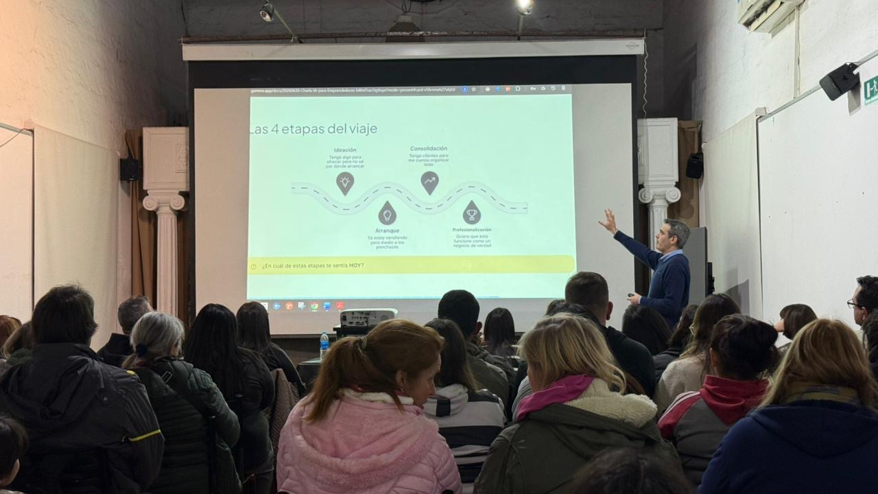 Presentación sobre las etapas del emprendimiento en el Ciclo de Charlas de Roldán