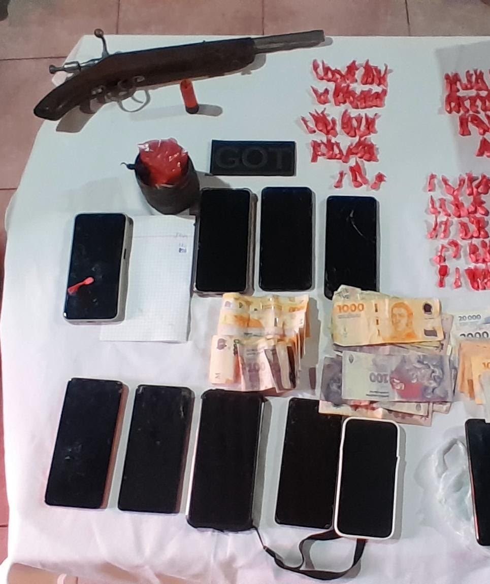 Cocaína fraccionada, un arma de fuego, teléfonos y dinero secuestrados en los allanamientos en Fray Luis Beltrán