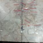 Aprehendieron a dos hombres con cocaína y más de $130.000 en un control en Rosario Bolsitas con cocaína y envoltorios vacíos secuestrados durante un control policial en Rosario