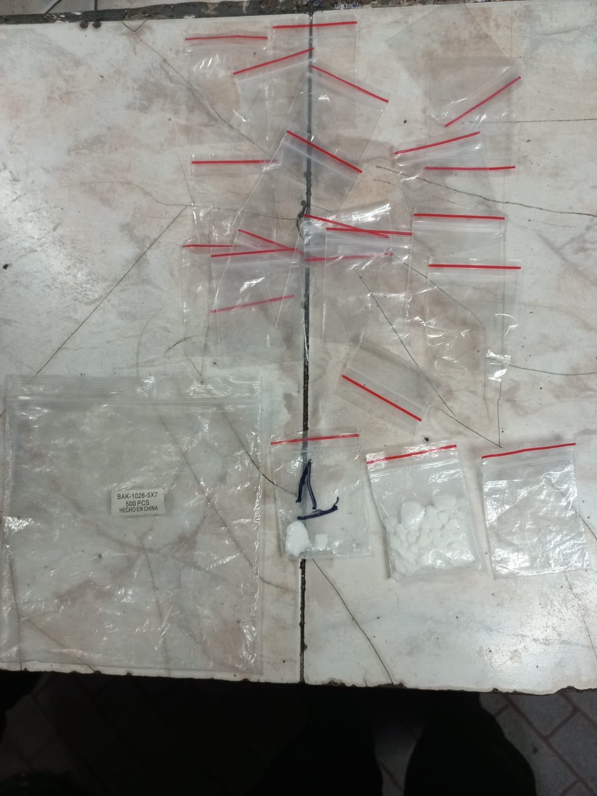 Bolsitas con cocaína y envoltorios vacíos secuestrados durante un control policial en Rosario