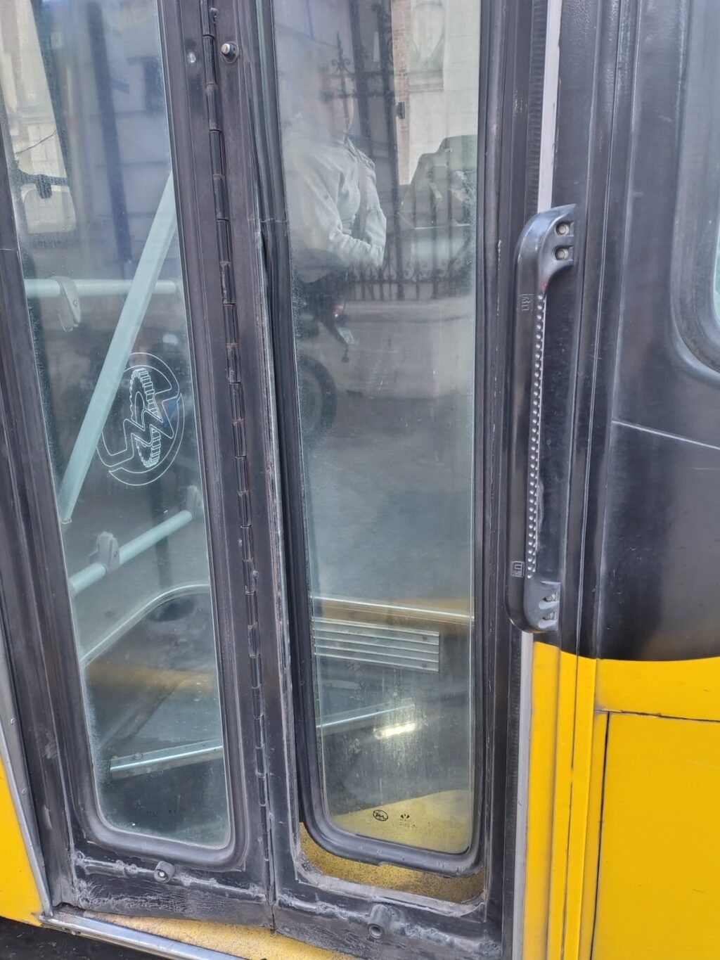 Puerta de un colectivo urbano de la línea Expreso dañada en un incidente en Rosario
