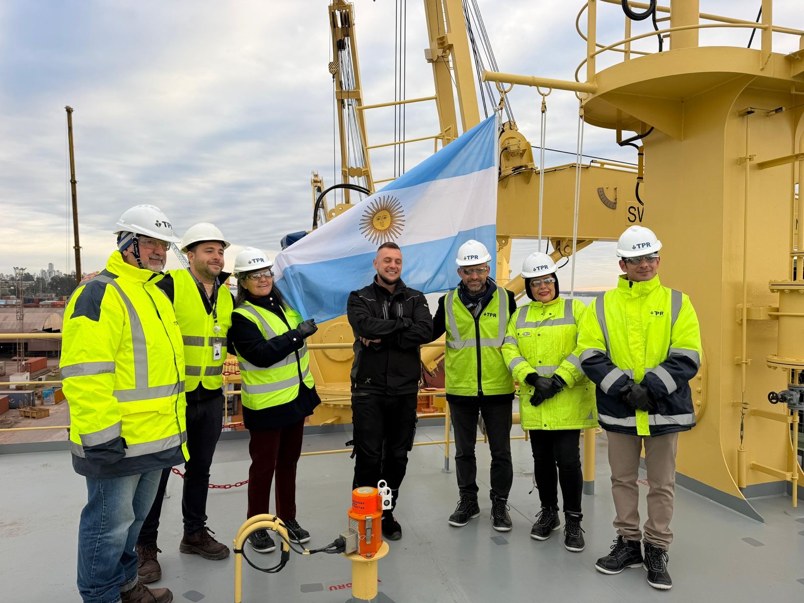 La comitiva provincial posó con la bandera argentina durante la recorrida por el Puerto de Rosario