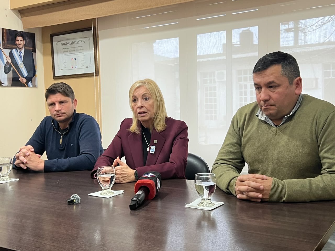 Marisabel Mendoza, junto a Sebastián Martin y Cristian Torres, en la conferencia de prensa