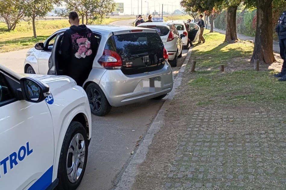 Agentes municipales realizan un control vehicular sobre la avenida en Rosario