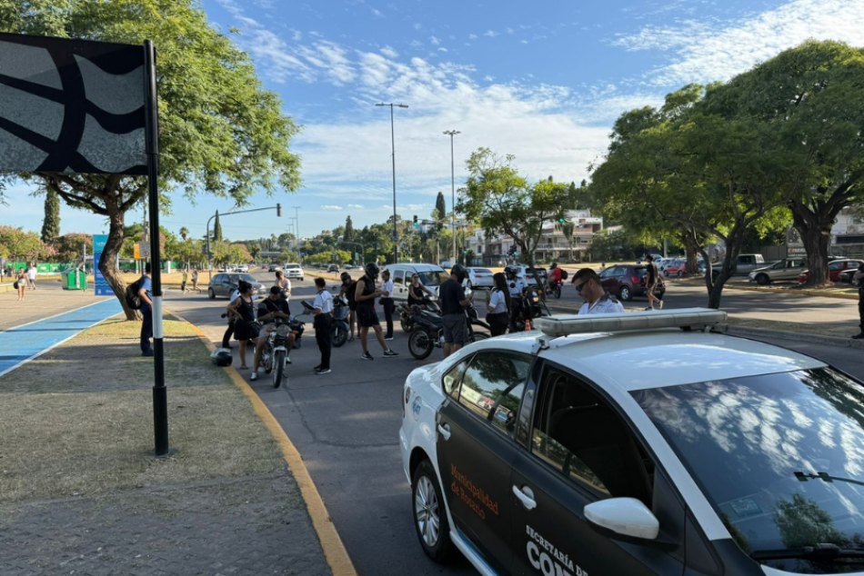 Personal municipal y un móvil de la Secretaría de Control durante un operativo vehicular en Rosario