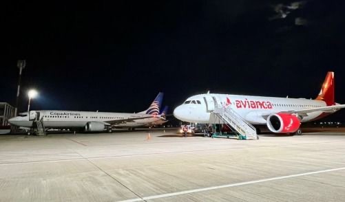 Aviones de Copa Airlines y Avianca en la plataforma del Aeropuerto de Rosario