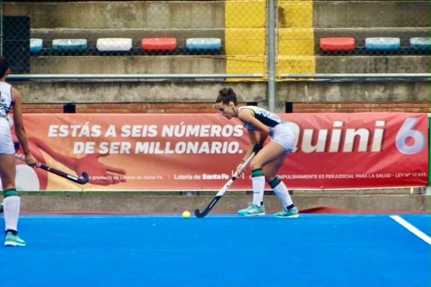 Una jugadora de hockey en acción, en el marco del debut de la disciplina en la Copa Santa Fe 2026