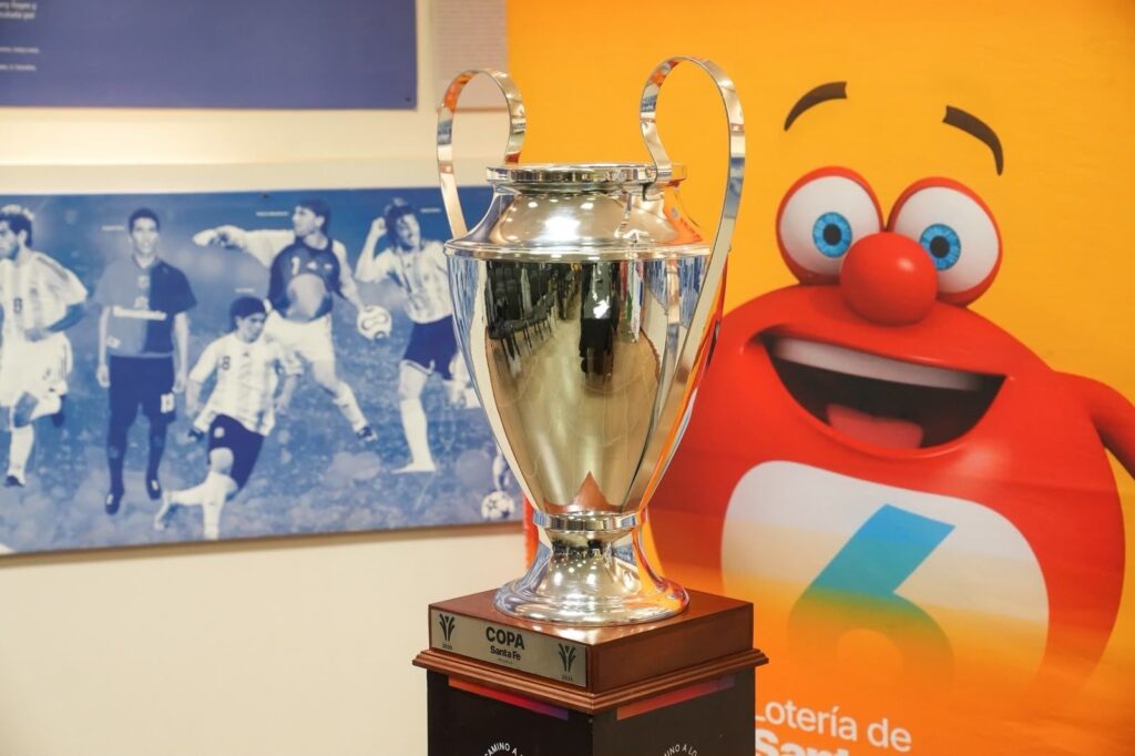 El trofeo de la Copa Santa Fe 2026 junto a la mascota de Loteria de Santa Fe