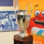 El trofeo de la Copa Santa Fe 2026 junto a la mascota de Loteria de Santa Fe