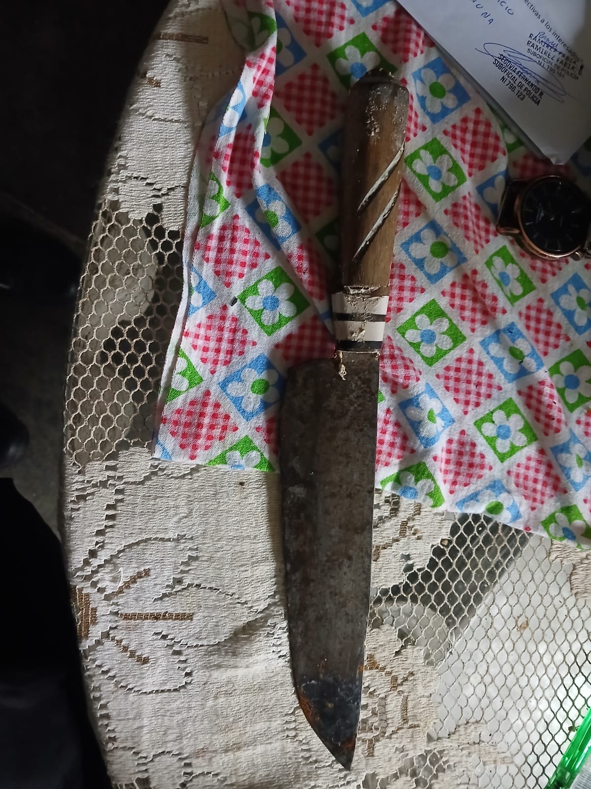 Una cuchilla con cabo de madera secuestrada por la Policía sobre un mantel