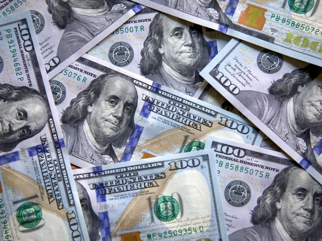 Billetes de dólar; el BCRA habilitó las cuentas sueldo en dólares