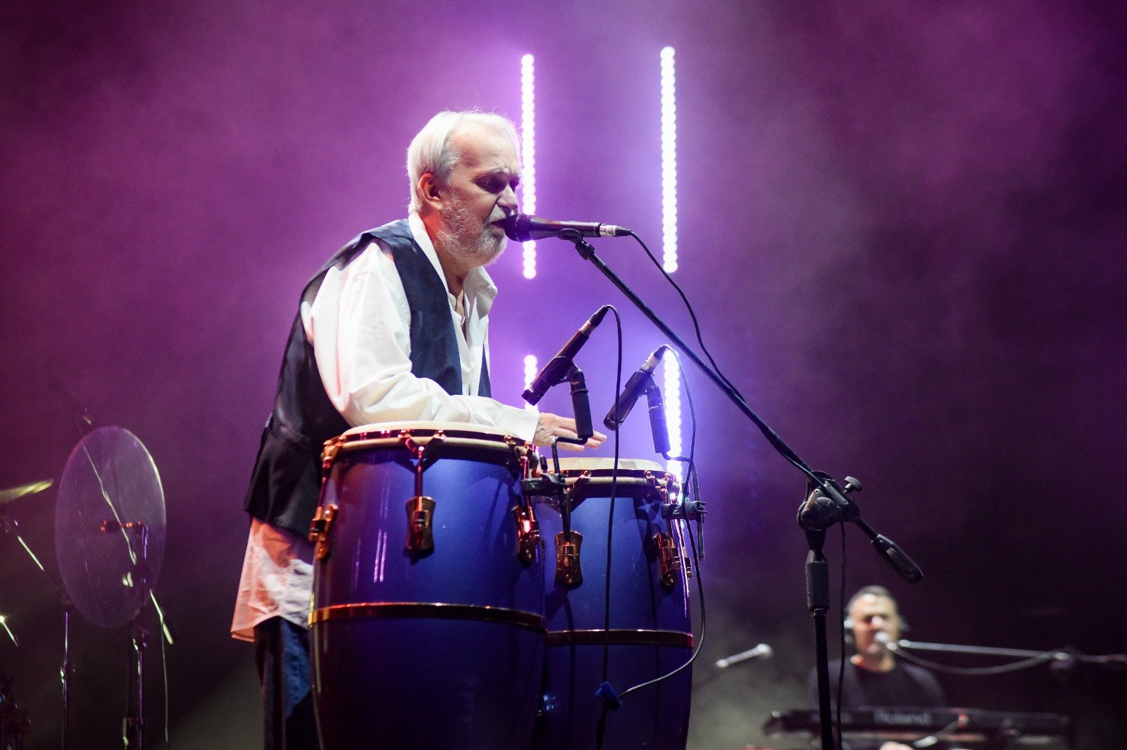 David Lebón en las congas durante el show de Serú Girán en Rosario