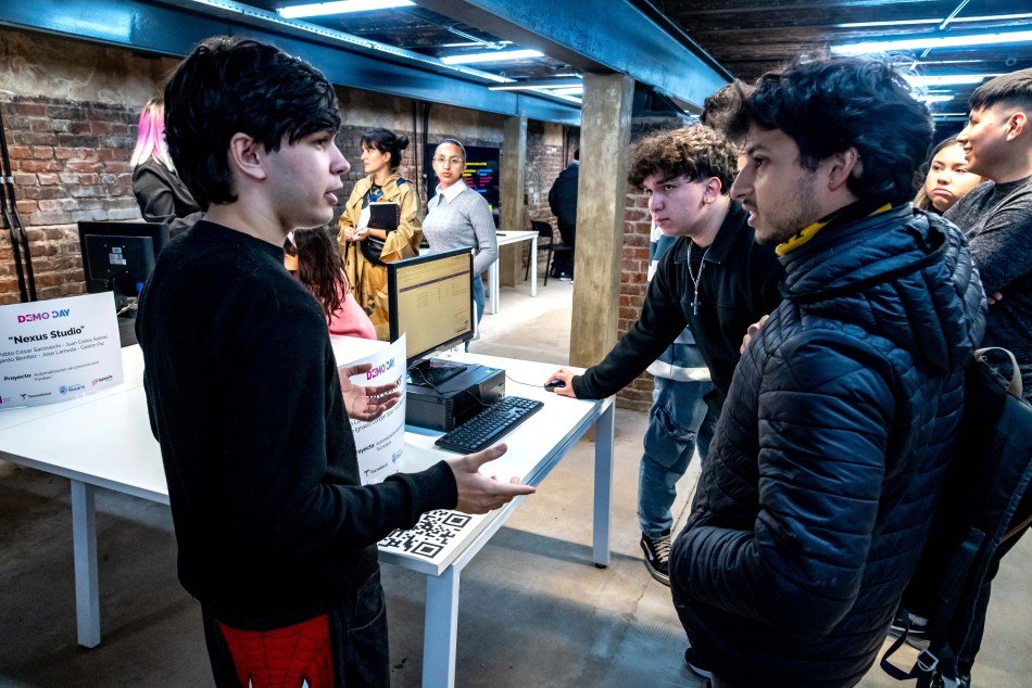 Presentación de un proyecto en el Demo Day de Tecnoteca