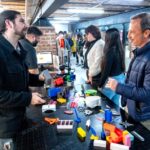 Un participante muestra piezas impresas en 3D en el Demo Day de Tecnoteca Rosario