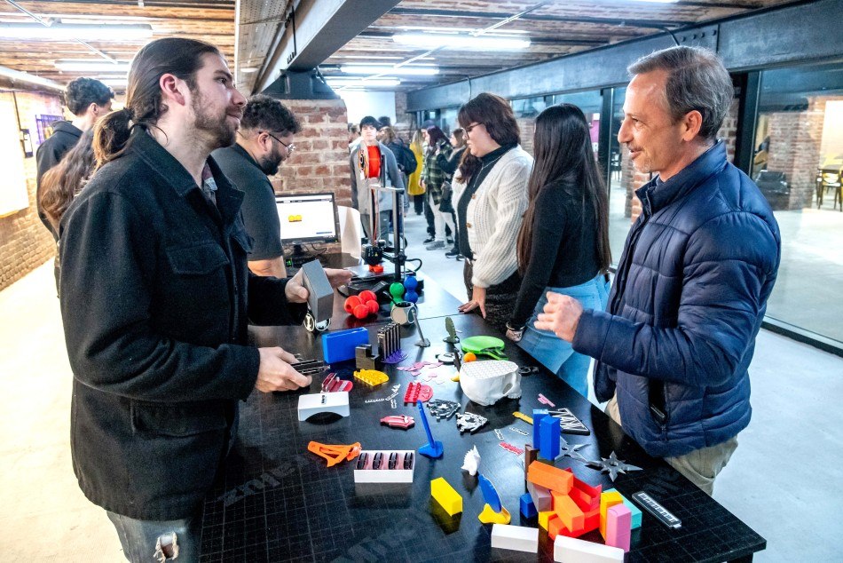 Un participante muestra piezas impresas en 3D en el Demo Day de Tecnoteca Rosario