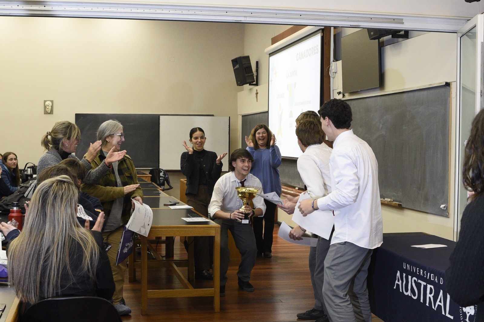 Un estudiante recibe el trofeo del Desafío MESE Austral entre aplausos de docentes y compañeros