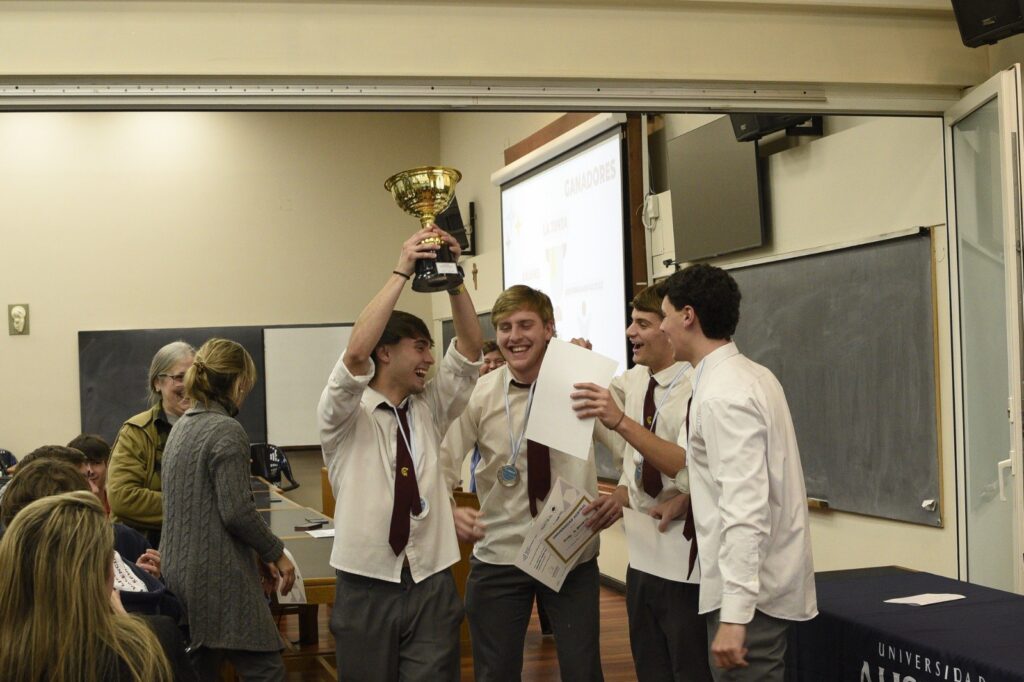 Estudiantes del equipo ganador levantan la copa del Desafío MESE Austral en la Universidad Austral Rosario