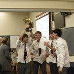 Desafío MESE Austral: 2.058 alumnos santafesinos dirigieron empresas y el título quedó en Rosario Estudiantes del equipo ganador levantan la copa del Desafío MESE Austral en la Universidad Austral Rosario