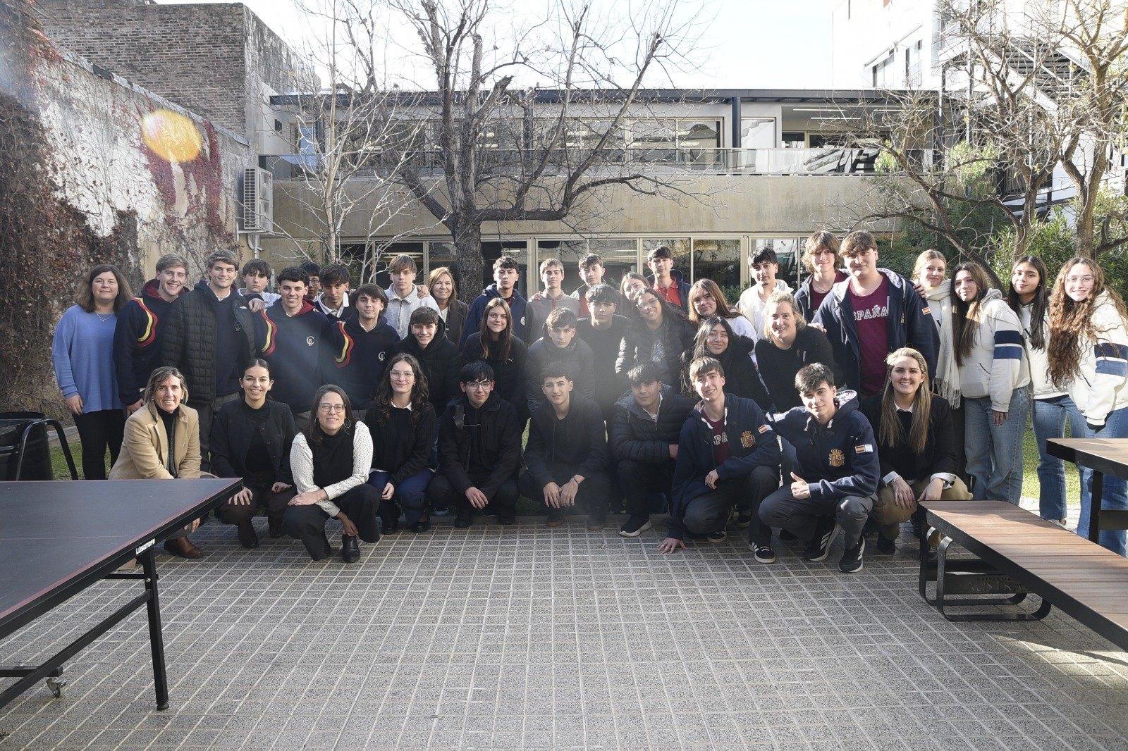 Estudiantes y docentes de las escuelas finalistas posan en el patio de la Universidad Austral Rosario
