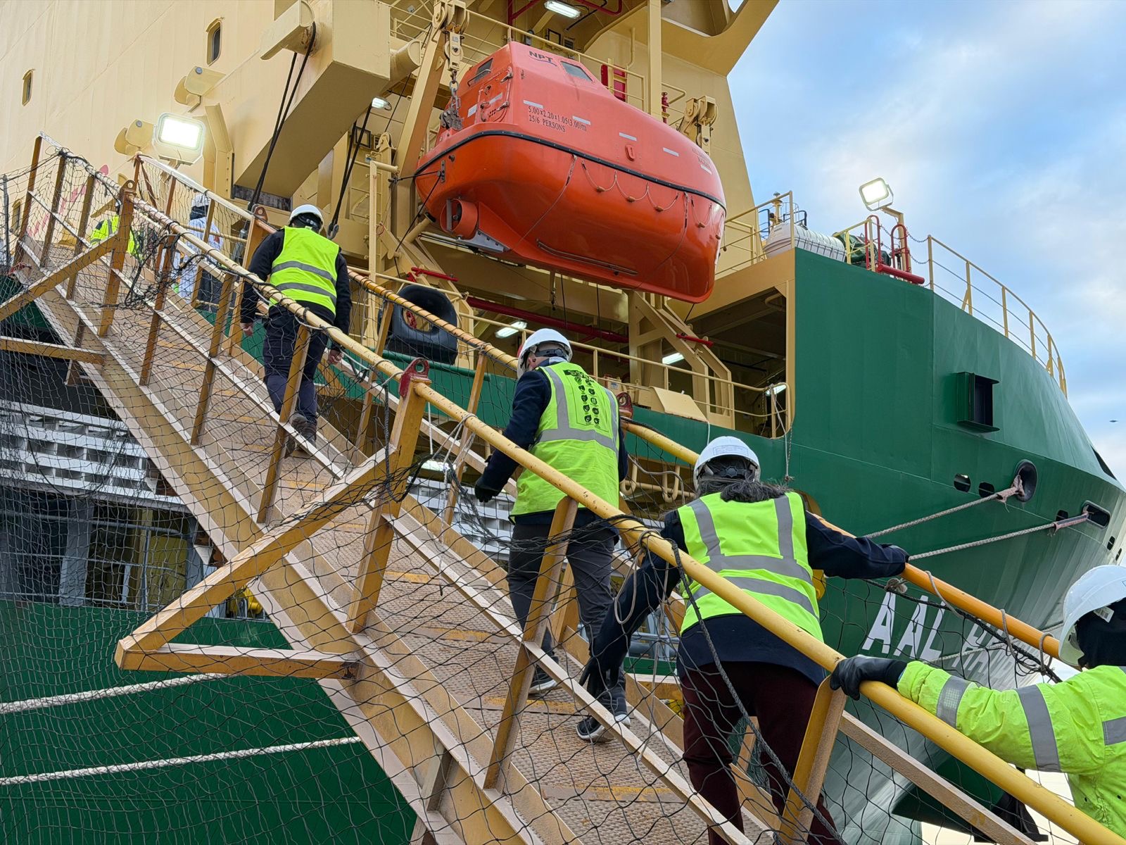 La comitiva provincial recorrió la operatoria de barcazas en el Puerto de Rosario