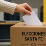 El PRO Santa Fe presentó su proyecto de reforma electoral: ficha limpia, PASO optativas y fin de la veda comercial Una persona introduce su voto en una urna en unas elecciones de Santa Fe