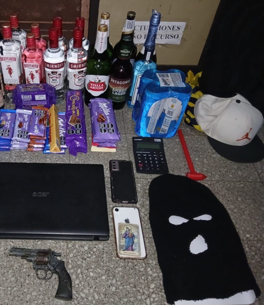Bebidas, golosinas, una notebook, teléfonos celulares y un arma recuperados por la Policía tras el robo a un kiosco